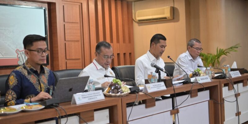 Sekda Aceh, M. Nasir, S.IP, MPA, saat mengikuti Rapat Kerja Reses bersama Komisi IX DPR-RI Masa Persidangan V Tahun Sidang 2025-2026 ke Provinsi Aceh, di Gedung Serba Guna Setda Aceh, Banda Aceh, Rabu (22/7/2026). Foto: Dok. Biro Adpim Setda Aceh