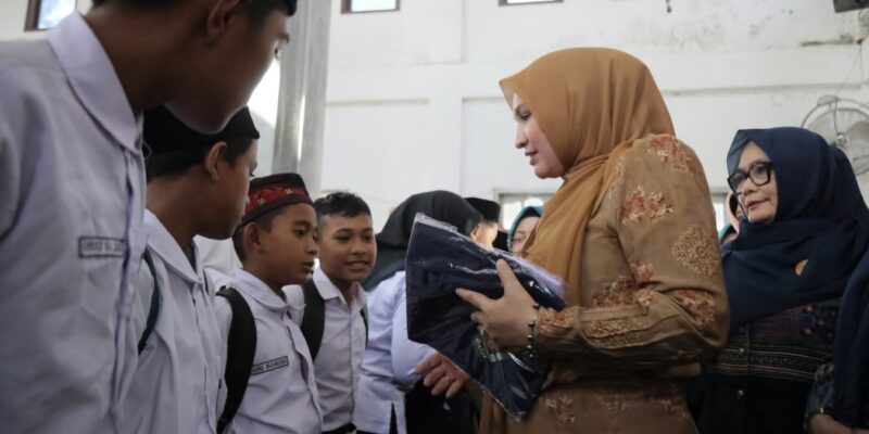 Ketua TP-PKK Aceh, Ny. Marlina Muzakir, saat membagikan seragam sekolah kepada para siswa yang masih mengikuti proses pembelajaran di Sekolah Darurat, komplek Masjid Baitul Hamdi, Desa Pantan Nangka Kecamatan Linge, Aceh Tengah, Rabu (22/7/2026). Foto: Dok. Biro Adpim Setda Aceh 