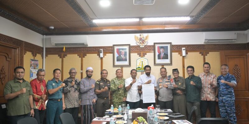 Gubernur Aceh H. Muzakir Manaf, didampingi Sekda Aceh, M. Nasir, S.IP, MPA, foto bersama Forum Koordinasi Pimpinan Daerah (Forkopimda) Aceh usai menggelar rapat, di Ruang Rapat Gubernur Aceh, Banda Aceh, Kamis, (23/7/2026). Foto: Dok. Biro Adpim Setda Aceh 