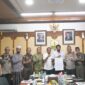 Gubernur Aceh H. Muzakir Manaf, didampingi Sekda Aceh, M. Nasir, S.IP, MPA, foto bersama Forum Koordinasi Pimpinan Daerah (Forkopimda) Aceh usai menggelar rapat, di Ruang Rapat Gubernur Aceh, Banda Aceh, Kamis, (23/7/2026). Foto: Dok. Biro Adpim Setda Aceh 