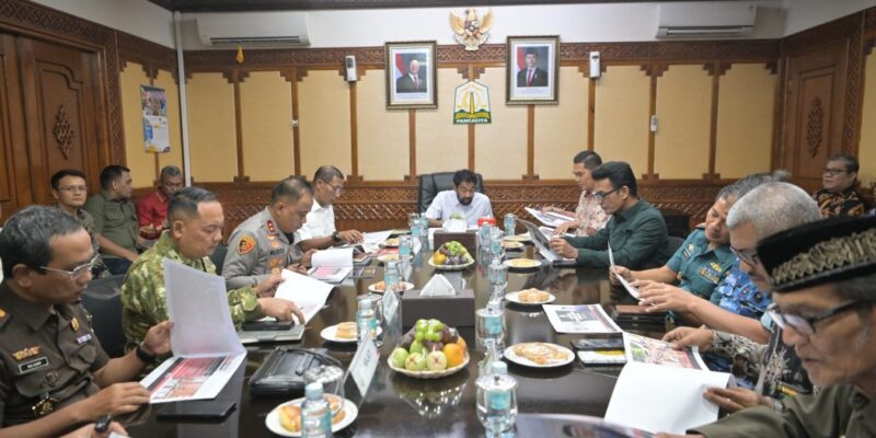 Gubernur Aceh H. Muzakir Manaf, didampingi Sekda Aceh, M. Nasir, S.IP, MPA, memimpin Rapat Forum Koordinasi Pimpinan Daerah (Forkopimda) Aceh, di Ruang Rapat Gubernur Aceh, Banda Aceh, Kamis, (23/7/2026). Foto: Dok. Biro Adpim Setda Aceh 