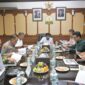 Gubernur Aceh H. Muzakir Manaf, didampingi Sekda Aceh, M. Nasir, S.IP, MPA, memimpin Rapat Forum Koordinasi Pimpinan Daerah (Forkopimda) Aceh, di Ruang Rapat Gubernur Aceh, Banda Aceh, Kamis, (23/7/2026). Foto: Dok. Biro Adpim Setda Aceh 