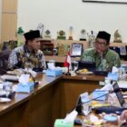 Wakil Gubernur Aceh, H. Fadhlullah, didampingi Asisten Pemerintahan, Keistimewaan Aceh dan Kesejahteraan Rakyat Sekda Aceh, Drs. Syakir, M.Si, dan Imam Besar Masjid Raya Baiturrahman Banda Aceh, Tgk. H. Muhammad Ali (Abu Paya Pasi) melakukan silaturahmi dan audiensi dengan Wakil Badan Wakaf Indonesia (BWI) Pusat, Dr.Tatang Astarudin, S.Ag, SH, M.Si, beserta jajaran, di Kantor BWI Pusat, Jakarta, Kamis (23/7/2026). Foto: Dok. Biro Adpim Setda Aceh 