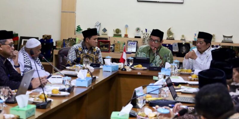 Wakil Gubernur Aceh, H. Fadhlullah, didampingi Asisten Pemerintahan, Keistimewaan Aceh dan Kesejahteraan Rakyat Sekda Aceh, Drs. Syakir, M.Si, dan Imam Besar Masjid Raya Baiturrahman Banda Aceh, Tgk. H. Muhammad Ali (Abu Paya Pasi) melakukan silaturahmi dan audiensi dengan Wakil Badan Wakaf Indonesia (BWI) Pusat, Dr.Tatang Astarudin, S.Ag, SH, M.Si, beserta jajaran, di Kantor BWI Pusat, Jakarta, Kamis (23/7/2026). Foto: Dok. Biro Adpim Setda Aceh 