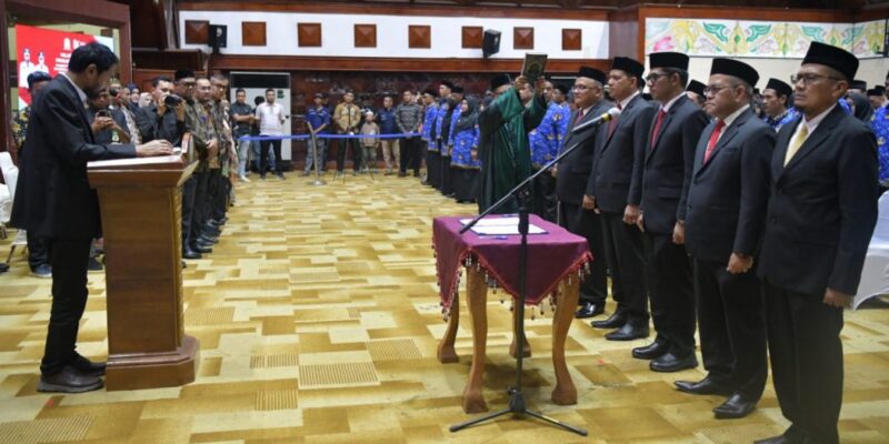 Gubernur Aceh, H. Muzakir Manaf melakukan Pengambilan Sumpah Jabatan dan Pelantikan Pejabat Pimpinan Tinggi Pratama beserta Kepala SMA/SMK dan SLB pada Lingkungan Pemerintah Aceh, di Anjong Mon Mata, Banda Aceh, Kamis, (23/7/2026). Foto: Dok. Biro Adpim Setda Aceh 