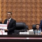 Gubernur Aceh Muzakir Manaf (Mualem) menerima dokumen rekapitulasi aspirasi masyarakat hasil Reses II Tahun 2026 yang diserahkan oleh pimpinan DPRA pada Rapat Paripurna di Banda Aceh, Rabu (22/7/2026) malam. Foto: Dok. DPRA