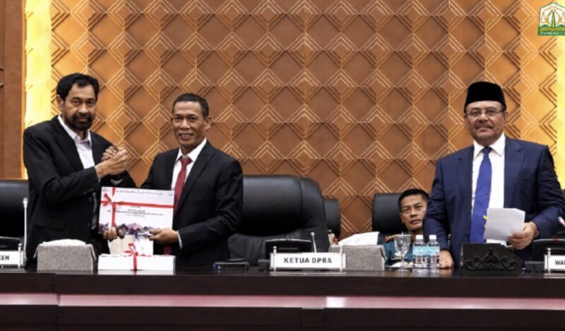 Gubernur Aceh Muzakir Manaf (Mualem) menerima dokumen rekapitulasi aspirasi masyarakat hasil Reses II Tahun 2026 yang diserahkan oleh pimpinan DPRA pada Rapat Paripurna di Banda Aceh, Rabu (22/7/2026) malam. Foto: Dok. DPRA