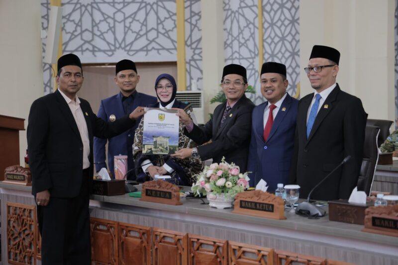 Wali Kota Banda Aceh Illiza Sa’aduddin Djamal bersama pimpinan DPRK Banda Aceh menunjukkan dokumen persetujuan bersama Rancangan Qanun tentang Pertanggungjawaban Pelaksanaan APBK Tahun Anggaran 2025 usai rapat paripurna di Gedung DPRK Banda Aceh, Jumat (24/7/2026). Foto: Dok. Prokopim Kota Banda Aceh