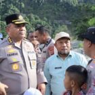 Irwasda Polda Aceh Kombes Pol. Iskandar bersama Kepala Dinas Pendidikan dan Kebudayaan Aceh Barat Irwan, M.Si. meninjau lokasi rencana pembangunan jembatan gantung di Desa Sikundo, Kecamatan Pante Ceureumen, Kamis (23/7/2026). Foto: Dok. Pemkab Aceh Barat
