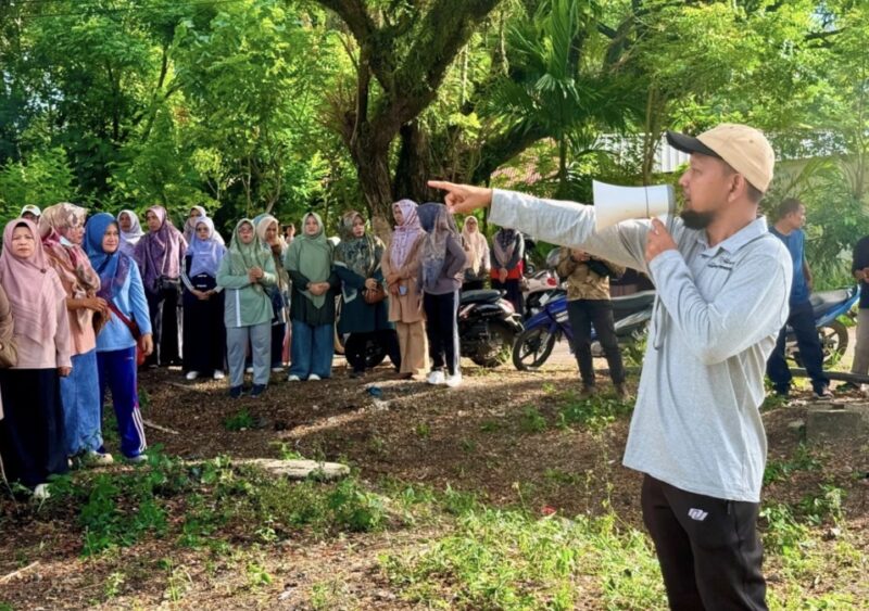 Pemerintah Kabupaten Aceh Barat menggelar gotong royong di kawasan Pantai Ujung Karang sebagai upaya menjaga kebersihan lingkungan sekaligus mengajak masyarakat membudayakan hidup bersih, Jumat (24/7/2026). Foto: Dok. Pemkab Aceh Barat
