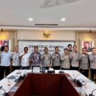 Bupati Aceh Barat Tarmizi SP, MM bersama jajaran Direktorat Jenderal Sumber Daya Air dan Direktorat Jenderal Bina Marga Kementerian Pekerjaan Umum berfoto bersama usai membahas percepatan pembangunan infrastruktur strategis Aceh Barat di Jakarta, Jumat (24/7/2026). Foto: Dok. Pemkab Aceh Barat