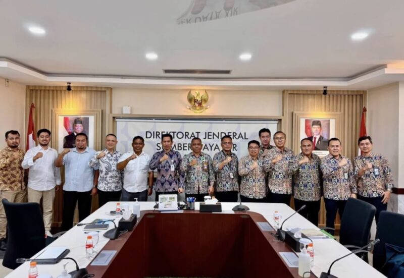 Bupati Aceh Barat Tarmizi SP, MM bersama jajaran Direktorat Jenderal Sumber Daya Air dan Direktorat Jenderal Bina Marga Kementerian Pekerjaan Umum berfoto bersama usai membahas percepatan pembangunan infrastruktur strategis Aceh Barat di Jakarta, Jumat (24/7/2026). Foto: Dok. Pemkab Aceh Barat 