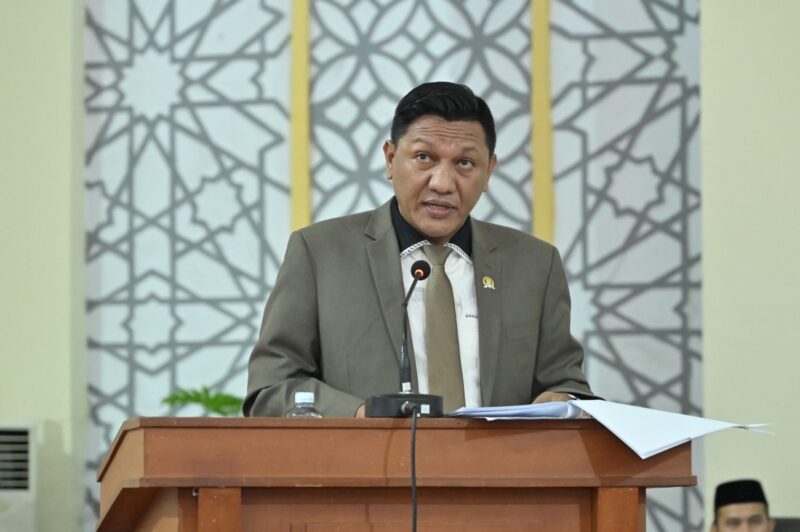 Kepala Dinas Pendidikan dan Kebudayaan Aceh Barat Irwan, M.Si. mewakili Bupati Aceh Barat mendampingi rombongan Polda Aceh meninjau lokasi jembatan rusak di Desa Sikundo, Kecamatan Pante Ceureumen, Kamis (23/7/2026). Foto: Dok. DPRK Banda Aceh