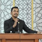 Teuku Arief Khalifah menyampaikan pandangan Fraksi Partai Gerindra dalam rapat paripurna DPRK Banda Aceh terkait pertanggungjawaban APBK Tahun Anggaran 2025 di Gedung DPRK Banda Aceh, Jumat (24/7/2026). Foto: Dok. DPRK Banda Aceh
