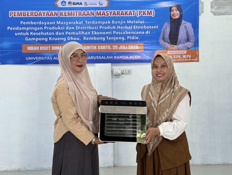 Ketua Tim PKM UNADA Banda Aceh, Lasri, S.Pd., M.Pd., secara simbolis menyerahkan satu unit oven pengering herbal kepada kelompok PKK Gampong Krueng Dhou untuk mendukung keberlanjutan produksi herbal berbasis potensi lokal, Senin (27/7/2026). Foto: Dok. Istimewa 