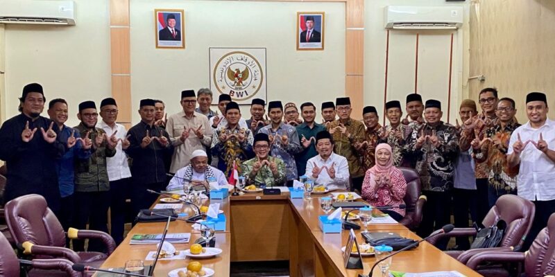 Wakil Gubernur Aceh, H. Fadhlullah, didampingi Asisten Pemerintahan, Keistimewaan Aceh dan Kesejahteraan Rakyat Sekda Aceh, Drs. Syakir, M.Si, dan Imam Besar Masjid Raya Baiturrahman Banda Aceh, Tgk. H. Muhammad Ali (Abu Paya Pasi) foto bersama usai melakukan audiensi dengan Wakil Badan Wakaf Indonesia (BWI) Pusat, Dr.Tatang Astarudin, S.Ag, SH, M.Si, beserta jajaran, di Kantor BWI Pusat, Jakarta, Kamis (23/7/2026). Foto: Dok. Biro Adpim Setda Aceh