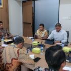 Wakil Gubernur Aceh, H. Fadhlullah, didampingi Ketua Badan Reintegrasi Aceh (BRA) Jamaluddin, SH, M.Kn, dan Staf Khusus Gubernur Aceh Teuku Irsyadi, saat melakukan audiensi dengan Wakil Menteri Sekretariat Negara Juli Ardiantoro, di Kantor Kementerian Sekretariat Negara (Kemensetneg), Jakarta, Jum'at, (24/7/2026). Foto: Dok. Biro Adpim Setda Aceh