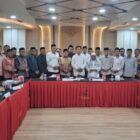 Wakil Gubernur Aceh, H. Fadhlullah, didampingi Asisten Pemerintahan, Keistimewaan Aceh dan Kesejahteraan Rakyat Sekda Aceh, Drs. Syakir, M.Si, beserta Imam Besar Masjid Raya Baiturrahman Banda Aceh, Tgk. H. Muhammad Ali (Abu Paya Pasi) dan para Kepala SKPA/Biro terkait, foto bersama usai melakukan diskusi dengan Menteri Koordinator Bidang Hukum, Hak Asasi Manusia, Imigrasi, dan Pemasyarakatan (Menko Kumham Imipas) Prof. Dr. Yusril Ihza Mahendra, SH, M.Sc, di Kantor Kemenko Kumham Imipas, Jakarta, Jum'at, (24/7/2026). Foto: Dok. Biro Adpim Setda Aceh