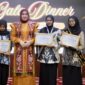 Ketua TP PKK Aceh Ny. Marlina Muzakir, foto bersama usai menyerahkan piagam penghargaan pada dialog bersama Forum Anak Tanoh Rencong, di Meuligoe Gubernur Aceh, Banda Aceh, Jum’at (24/7/2026) malam. Foto: Dok. Biro Adpim Setda Aceh