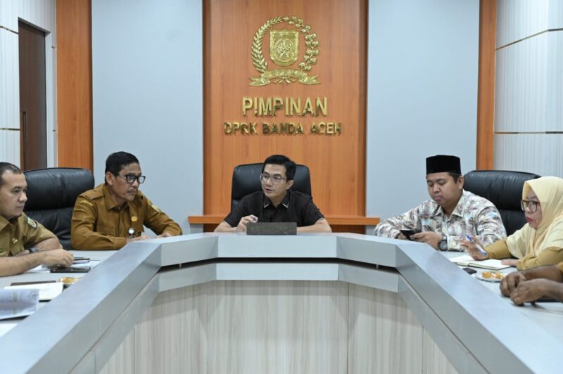 Ketua DPRK Banda Aceh, Irwansyah, menerima audiensi aparatur Gampong Deah Raya terkait puluhan anak yang belum mendapatkan sekolah serta persoalan lahan bekas sekolah yang dialihfungsikan, Senin (27/7/2026). Foto: Dok. DPRK Banda Aceh