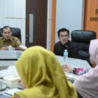 Ketua DPRK Banda Aceh, Irwansyah, memimpin pertemuan bersama Asosiasi Dinas Kesehatan (Adinkes) Aceh yang membahas penguatan upaya pencegahan HIV/AIDS dan TBC di Kota Banda Aceh, Senin (27/7/2026). Foto: Dok. DPRK Banda Aceh