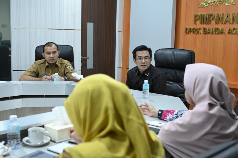 Ketua DPRK Banda Aceh, Irwansyah, memimpin pertemuan bersama Asosiasi Dinas Kesehatan (Adinkes) Aceh yang membahas penguatan upaya pencegahan HIV/AIDS dan TBC di Kota Banda Aceh, Senin (27/7/2026). Foto: Dok. DPRK Banda Aceh