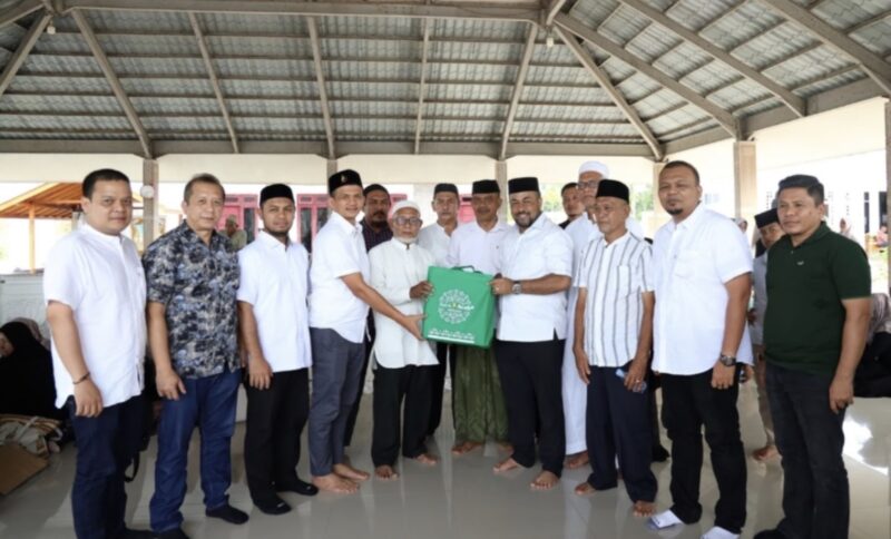 Dirut Bank Aceh Syariah menyerahkan bantuan kepada pengelola makam Habib Bugak sebagai bentuk dukungan terhadap pelestarian situs sejarah dan semangat wakaf produktif di Aceh, Sabtu (25/7/2026). Foto: Dok. Istimewa 