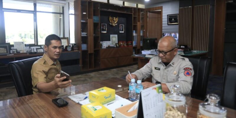 Sekda Aceh, M. Nasir, SIP, MPA, menerima silaturahmi serta laporan situasi terkini terkait bencana hidrometeorologi Aceh, dari Dewan Pengarah Profesional BNPB RI, Prof. Dr. Ir. Dirhamsyah, MT, IPU, di Ruang Kerja Sekda Aceh, Banda Aceh, Selasa, (28/7/2026). Foto: Dok. Biro Adpim Setda Aceh