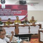 Wakil Gubernur Aceh, H. Fadhlullah, bersama Forkopimda Aceh, Sekda Aceh, M. Nasir, S.IP, MPA, beserta para Kepala SKPA/Biro dan lintas sektor terkait, saat mengikuti Rapat Koordinasi Pengakhiran Massa Transisi Darurat Menuju Pemulihan Rehabilitasi dan Rekonstruksi Pascabencana Hidrometeorologi Aceh, yang dipimpin oleh Ketua Satgas Pusat, Muhammad Tito Karnavian secara virtual, dari Ruang Rapat Potda I Setda Aceh, Banda Aceh, Selasa, (28/7/2026). Foto: Dok. Biro Adpim Setda Aceh