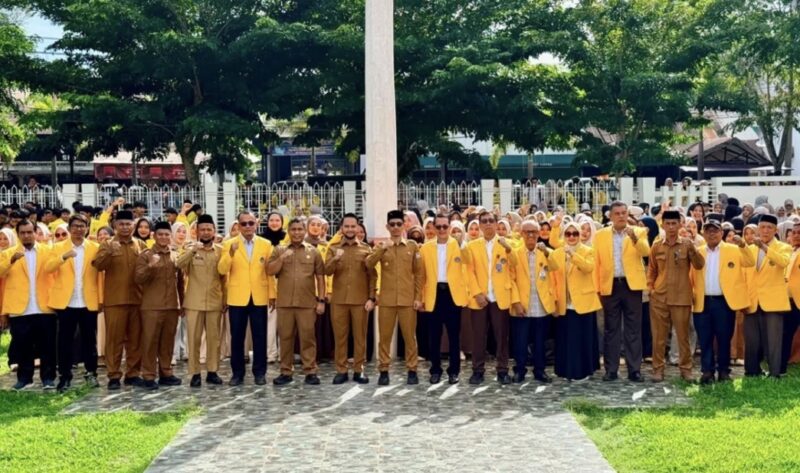 Bupati Aceh Barat Tarmizi bersama Wakil Bupati Said Fadheil, Rektor Universitas Teuku Umar, jajaran pemerintah daerah, dosen pembimbing, dan ratusan mahasiswa berfoto bersama usai pelepasan 604 peserta KKN Reguler Angkatan XXVI Tahun 2026 di halaman Kantor Bupati Aceh Barat, Selasa (28/7/2026). Foto: Dok. Pemkab Aceh Barat