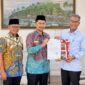 Asisten Pemerintahan, Keistimewaan Aceh, dan Kesejahteraan Rakyat Sekda Aceh, Syakir, menyerahkan dokumen KUA-PPAS Tahun Anggaran 2027 kepada Sekretaris Dewan DPRA, Khudri, di Banda Aceh, Kamis (2/7/2026). Foto: Dok. DPRA