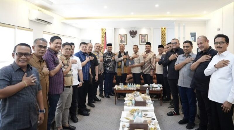 Ketua DPRA, unsur pimpinan dewan, dan jajaran Polda Aceh mengabadikan momen kebersamaan usai pertemuan silaturahmi yang berlangsung di Kantor DPRA, Banda Aceh, Selasa (28/7/2026). Foto: Dok. DPRA