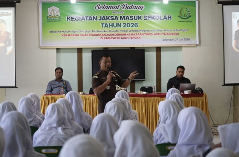 Kepala Seksi Penerangan Hukum Kejati Aceh, Ali Rasab Lubis, memberikan materi kepada siswa SMK Negeri 1 Takengon dalam Program Jaksa Masuk Sekolah (JMS) yang bertujuan meningkatkan kesadaran hukum generasi muda, Selasa (28/7/2026). Foto: Dok. Kejati Aceh