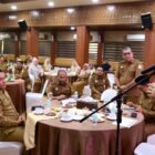 Sekda Aceh, M. Nasir, S.IP, MPA, saat menggelar Coffee Morning dan Silaturahmi yang dilanjutkan dengan Arahan Khusus kepada para Asisten, Staf Ahli Gubernur, Kepala Biro, beserta Kabag/Kasubbag pada lingkungan Setda Aceh, di Gedung Serba Guna Setda Aceh, Banda Aceh, Selasa (28/7/2026). Foto: Dok. Biro Adpim Setda Aceh