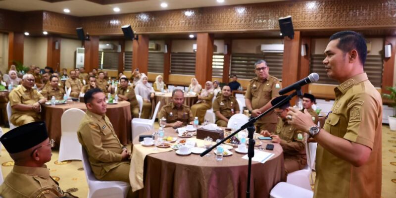 Sekda Aceh, M. Nasir, S.IP, MPA, saat menggelar Coffee Morning dan Silaturahmi yang dilanjutkan dengan Arahan Khusus kepada para Asisten, Staf Ahli Gubernur, Kepala Biro, beserta Kabag/Kasubbag pada lingkungan Setda Aceh, di Gedung Serba Guna Setda Aceh, Banda Aceh, Selasa (28/7/2026). Foto: Dok. Biro Adpim Setda Aceh 