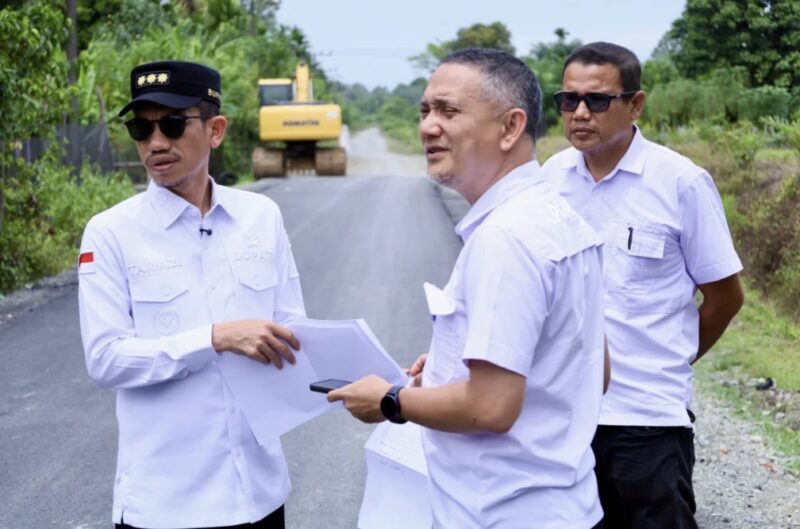 Bupati Aceh Barat Tarmizi bersama Kepala Dinas PUPR Aceh Barat meninjau progres pembangunan infrastruktur jalan dan jembatan di Kecamatan Kaway XVI dan Pante Ceureumen, Rabu (29/7/2026). Foto: Dok. Pemkab Aceh Barat