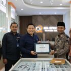 Kepala Disdukcapil Kota Banda Aceh Heru Triwijanarko bersama pemilik QM Optical foto bersama usai menandatangani Perjanjian Kerja Sama (PKS) program KIA BERKAH di Banda Aceh, Rabu (29/7/2026). Foto: Dok. Diskominfo Kota Banda Aceh