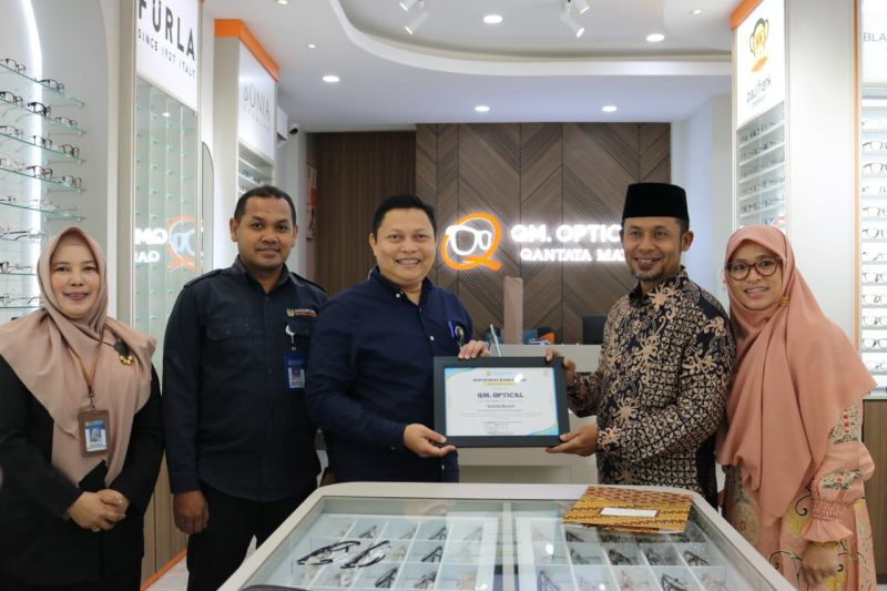 Kepala Disdukcapil Kota Banda Aceh Heru Triwijanarko bersama pemilik QM Optical foto bersama usai menandatangani Perjanjian Kerja Sama (PKS) program KIA BERKAH di Banda Aceh, Rabu (29/7/2026). Foto: Dok. Diskominfo Kota Banda Aceh
