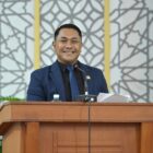 Wakil Ketua Fraksi Partai NasDem DPRK Banda Aceh, Teuku Nanta Muda, menyampaikan pandangan fraksi dalam rapat paripurna DPRK Banda Aceh terkait optimalisasi Pendapatan Asli Daerah (PAD), Jumat (24/7/2026). Foto: Dok. DPRK