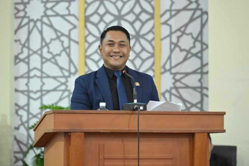 Wakil Ketua Fraksi Partai NasDem DPRK Banda Aceh, Teuku Nanta Muda, menyampaikan pandangan fraksi dalam rapat paripurna DPRK Banda Aceh terkait optimalisasi Pendapatan Asli Daerah (PAD), Jumat (24/7/2026). Foto: Dok. DPRK