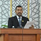 Juru Bicara Fraksi Partai Demokrat DPRK Banda Aceh, Zulkasmi, menyampaikan pandangan fraksi dalam rapat paripurna terkait evaluasi pelaksanaan SPMB 2026 dan berbagai isu pembangunan daerah, Jumat (24/7/2026). Foto: Dok. DPRK
