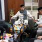 Wakil Gubernur Aceh, H. Fadhlullah, didampingi Kepala Biro Administrasi Pimpinan Setda Aceh, Akkar Arafat, S.STP, M.Si, saat bersilaturahmi dengan Pimpinan/Mudir Ma'had Aly Dayah Darul Munawwarah Kuta Krueng, Dr. Abi. H. Anwar Usman, S.Pd.i, MM, beserta Pengurus, di Ma'had Aly Dayah Darul Munawwarah Kuta Krueng, Kab. Pidie Jaya, Rabu (29/7/2026). Foto: Dok. Biro Adpim Setda Aceh 