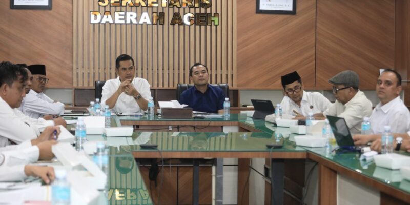Sekda Aceh, M. Nasir, S.IP, MPA, bersama para Asisten Pemerintahan, Keistimewaan Aceh dan Kesejahteraan Rakyat Sekda Aceh, Drs. Syakir, M.Si, Asisten Administrasi Umum Sekda Aceh, Dr. A. Murtala, M.Si, dan Kepala SKPA/Biro terkait, saat memfasilitasi peralihan kepemilikan Rumah Sakit Umum Daerah (RSUD) Cut Meutia dari Pemerintah Kabupaten Aceh Utara untuk Pemerintah Kota Lhokseumawe, di Ruang Rapat Sekda Aceh, Banda Aceh, Rabu, (29/7/2026). Foto: Dok. Biro Adpim Setda Aceh 
