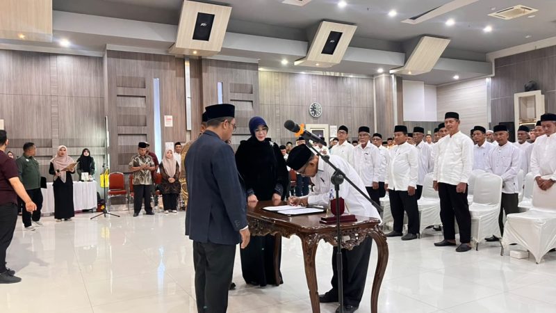 Wali Kota Banda Aceh Illiza Sa’aduddin Djamal menyaksikan pengukuhan 90 Amil Zakat dari 90 gampong se-Kota Banda Aceh di Aula Gedung Mawardy Nurdin, Jumat (31/7/2026). Foto: Dok. Diskominfo Kota Banda Aceh