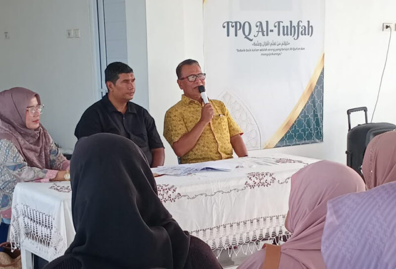 Anggota DPRK Banda Aceh Fraksi Partai Golkar, H. Iskandar Mahmud, S.H., menyampaikan materi saat sosialisasi Qanun Kota Banda Aceh Nomor 2 Tahun 2021 tentang Kota Layak Anak di Balai Pengajian Neusu Aceh, Kecamatan Baiturrahman, Selasa (28/7/2026). Foto: Dok. DPRK