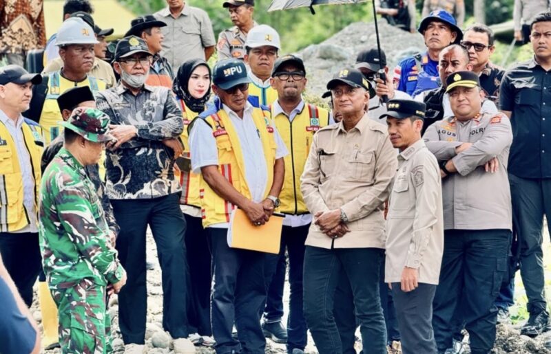 Menteri Pekerjaan Umum RI Dody Hanggodo didampingi Bupati Aceh Barat Tarmizi dan Wakil Bupati Said Fadheil meninjau Jembatan Sikundo yang putus akibat banjir di Kecamatan Pante Ceureumen, Kamis (30/7/2026). Foto: Dok. Pemkab Aceh Barat