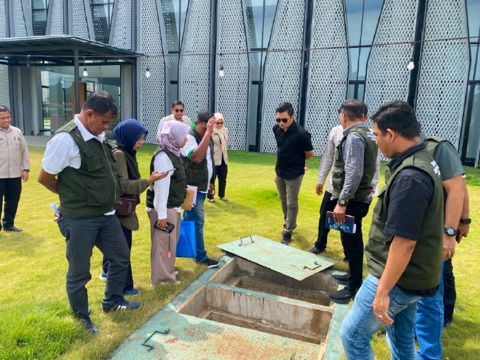 Tim Pengawas Lingkungan Hidup Aceh Besar melaksanakan inspeksi, pembinaan, dan pengawasan terhadap kepatuhan pengelolaan lingkungan di The Pade Hotel, Kecamatan Darul Imarah, Rabu (29/7/2026). Foto: Dok. MC Aceh Besar