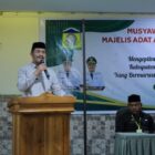 Wakil Bupati Aceh Besar Drs H Syukri menyampaikan sambutan dan sekaligus membuka Musyawarah Kabupaten Majelis Adat Aceh Kabupaten Aceh Besar, di Hotel Hijrah, Kecamatan Ingin Jaya, Kamis (30/7/2026). Foto: Dok. MC Aceh Besar