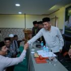Wakil Bupati Aceh Besar Drs H Syukri memberikan selamat kepada H Anwar Ahmad SE.Ak terpilih sebagai Ketua MAA Kabupaten Aceh Besar periode 2026-2031 dalam Muskab MAA Kabupaten Aceh Besar di Hotel Hijrah, Kecamatan Ingin Jaya, Kamis (30/7/2026). Foto: Dok. MC Aceh Besar