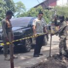Kasatpol PP dan WH Aceh Besar Muhajir SSTP MPA, memantau proses penertiban PKL di kawasan Gampong Tanjong Selamat, Kecamatan Darussalam, Kabupaten Aceh Besar, Kamis (30/7/2026). Foto: Dok. MC Aceh Besar